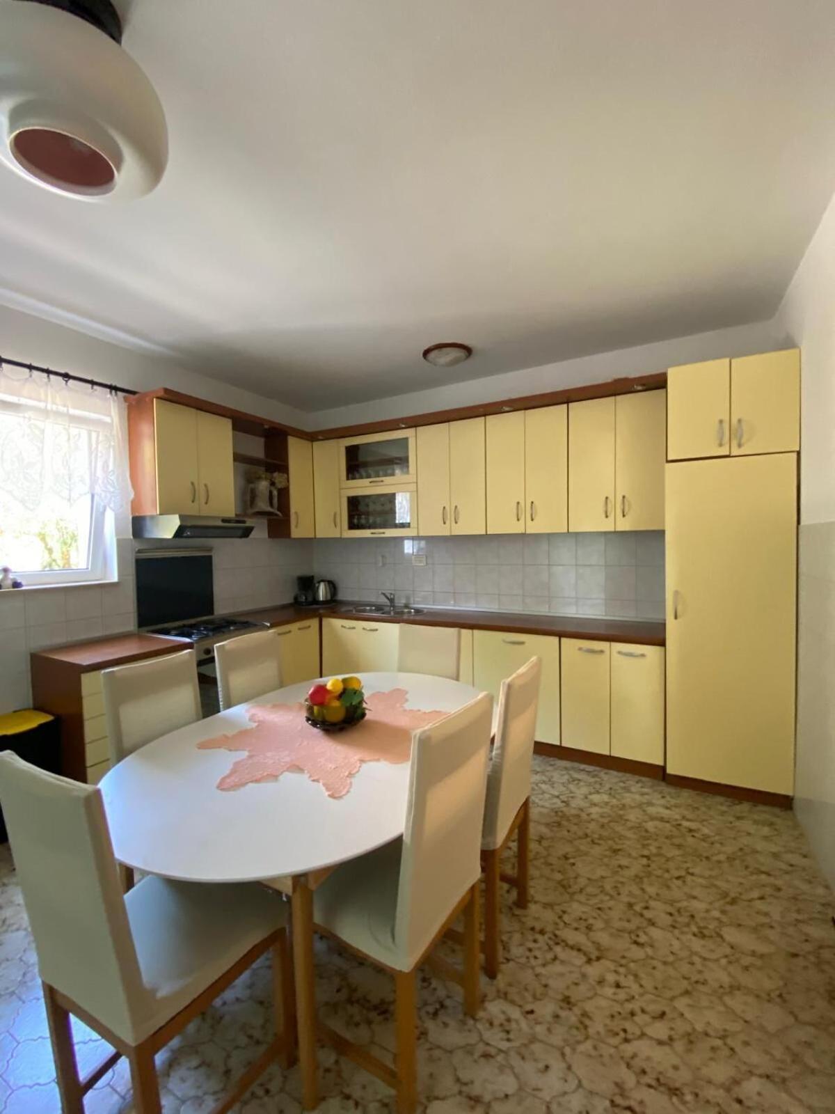 Nada Apartman Sucuraj